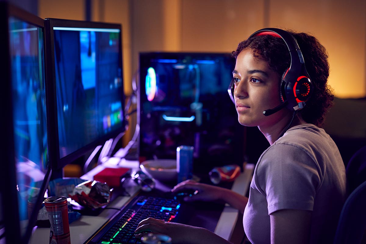 Don't Play Games With A Girl Who Can Play Better - Online Gaming