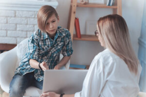 A teen in teen anxiety treatment