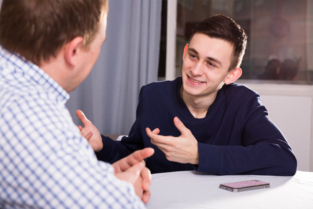 A teen discusses painkiller addiction with a therapist